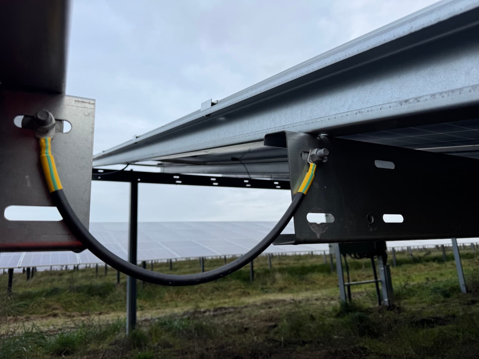 Erdungskabel mit gelb-grüner Markierung am PV-Montagesystem im Solarpark